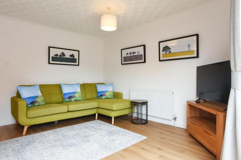Air Maison - One Bedroom Retreat with Private Garden and Parking - image 4