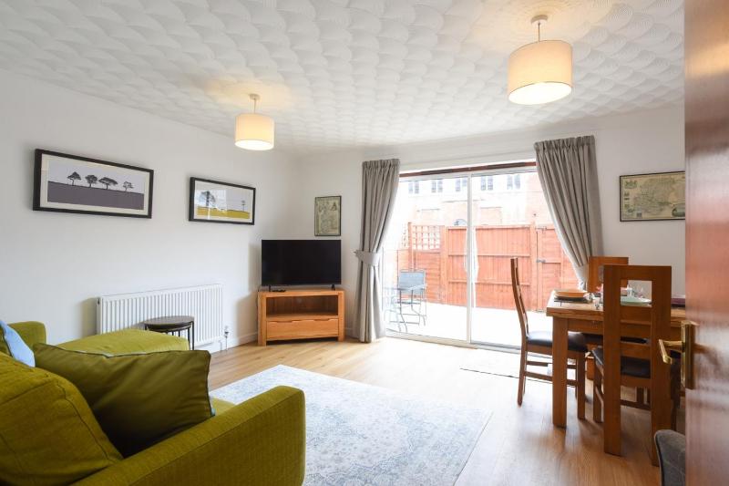 Air Maison - One Bedroom Retreat with Private Garden and Parking - image 1