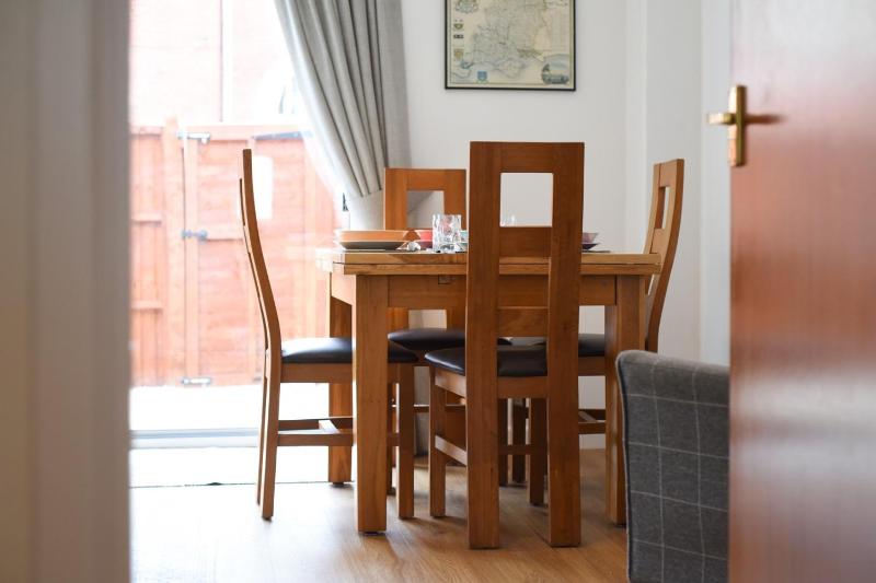 Air Maison - One Bedroom Retreat with Private Garden and Parking - image 6