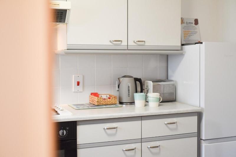 Air Maison - One Bedroom Retreat with Private Garden and Parking - image 9