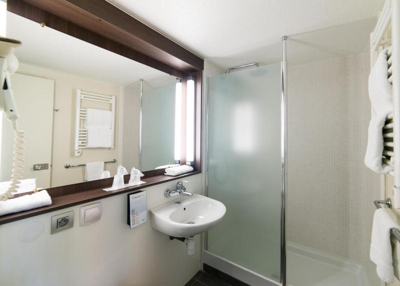 Twin Room image 1