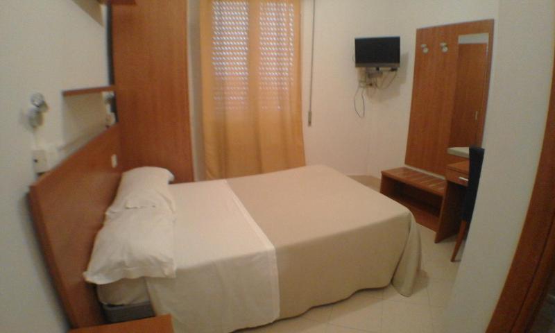 Basic Double Room image 3