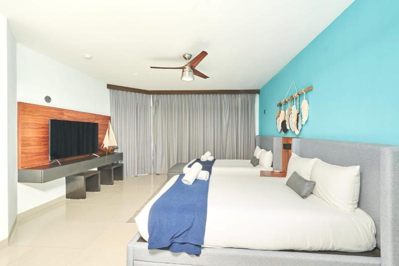 Mareazul Luxury Condo Beach & Resort Pools - image 1