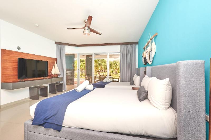 Mareazul Luxury Condo Beach & Resort Pools - image 5