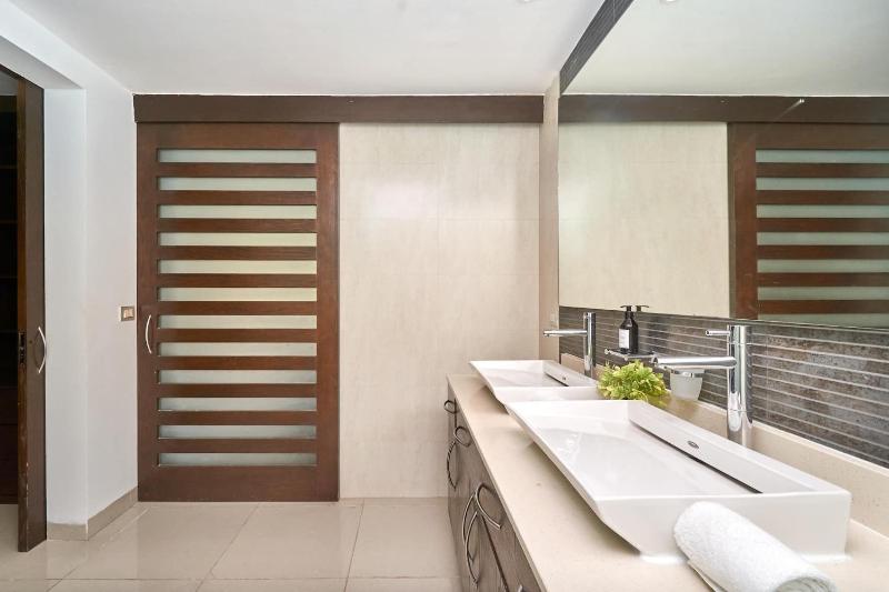 Mareazul Luxury Condo Beach & Resort Pools - image 21