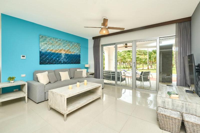 Mareazul Luxury Condo Beach & Resort Pools - image 25