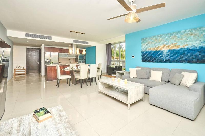 Mareazul Luxury Condo Beach & Resort Pools - image 13