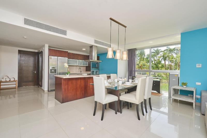 Mareazul Luxury Condo Beach & Resort Pools - image 15