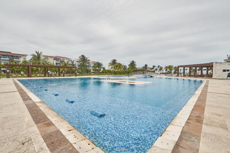 Mareazul Luxury Condo Beach & Resort Pools - image 48
