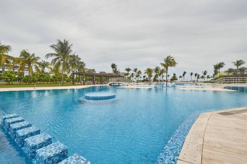 Mareazul Luxury Condo Beach & Resort Pools - image 29