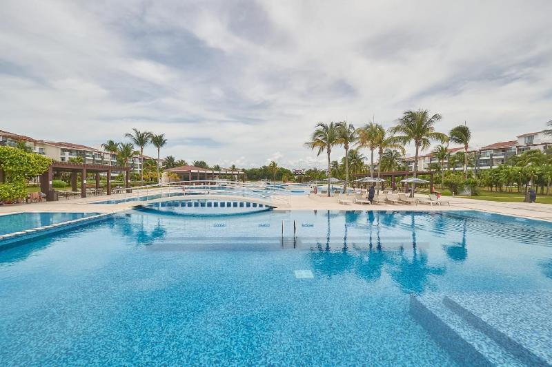 Mareazul Luxury Condo Beach & Resort Pools - image 42
