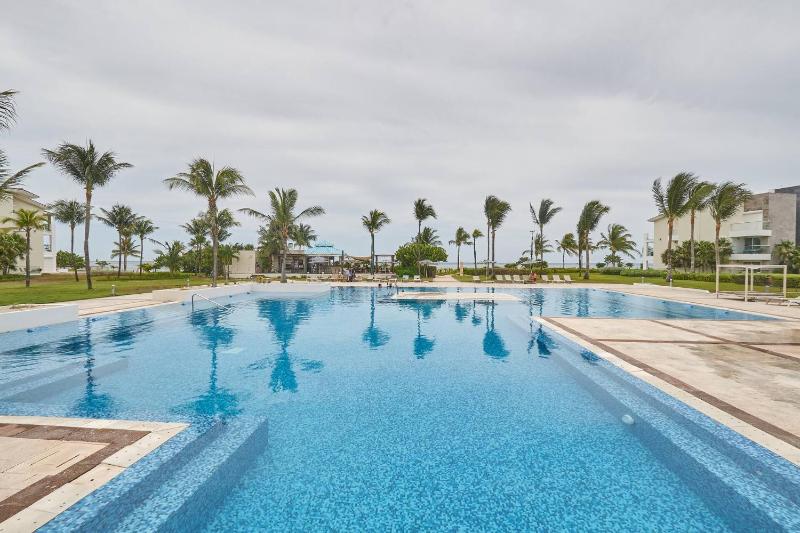 Mareazul Luxury Condo Beach & Resort Pools - image 3