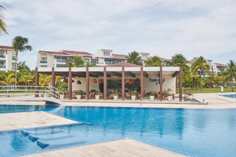 Mareazul Luxury Condo Beach & Resort Pools - image 16