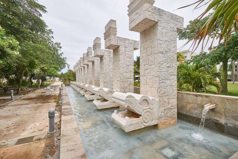 Mareazul Luxury Condo Beach & Resort Pools - image 31