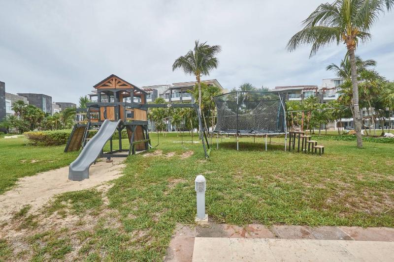 Mareazul Luxury Condo Beach & Resort Pools - image 23