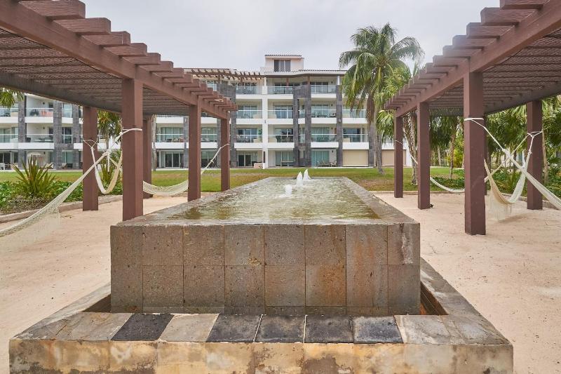 Mareazul Luxury Condo Beach & Resort Pools - image 30