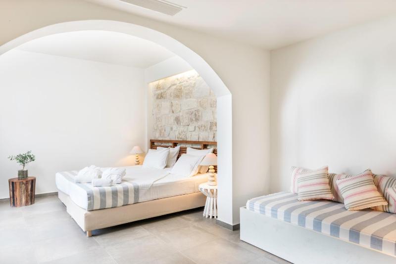 Superior Double or Twin Room with Pool View image 1