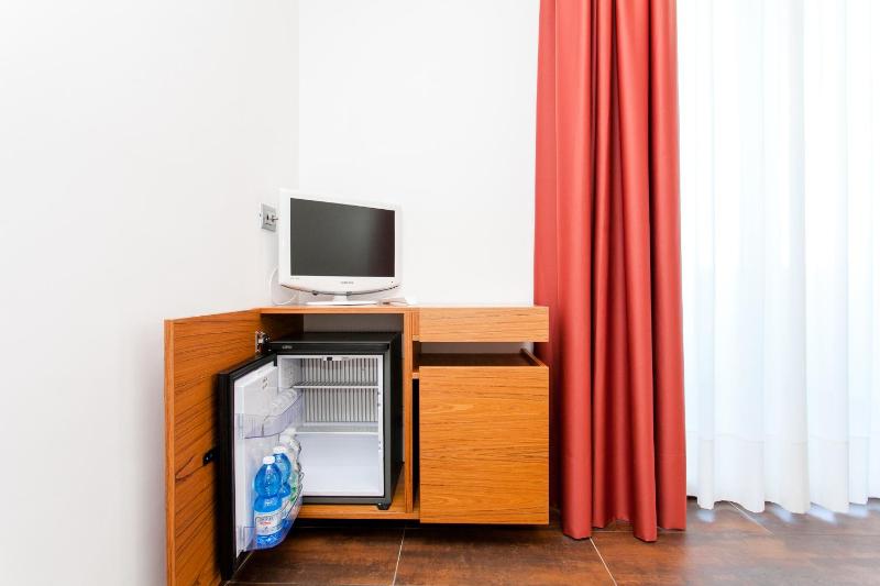 Double Room with Balcony image 4