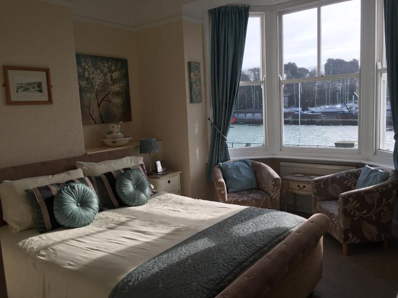 Superior King Room with Harbour View image 2