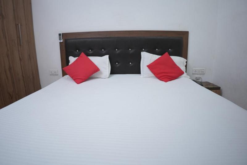 Vrindavann Inn Hotel & Banquet - image 1