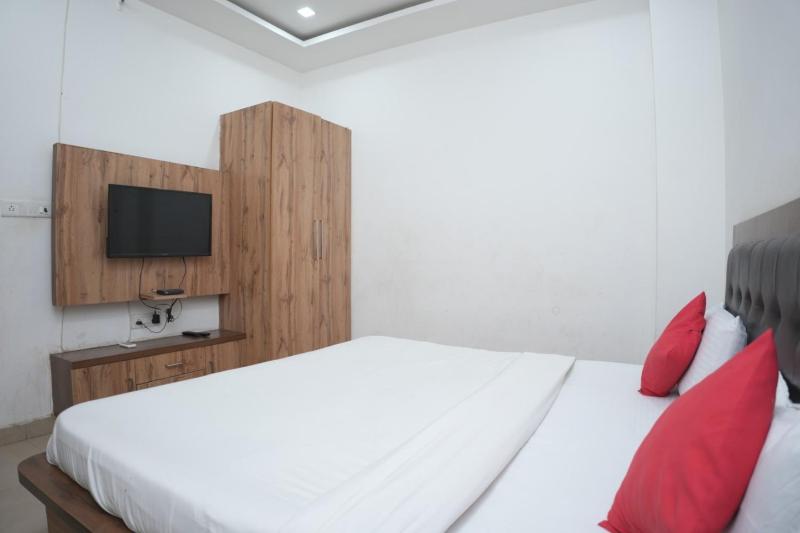 Vrindavann Inn Hotel & Banquet - image 2