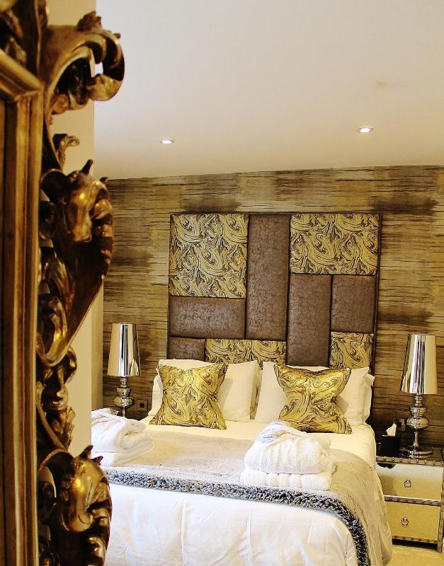Deluxe King Room image 3