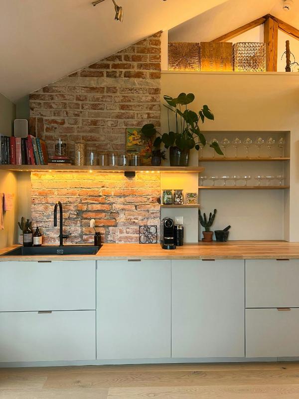 Loft flat with exposed beams and 4 m ceilings - image 10
