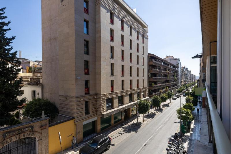 ChezmoiHomes Central Prime Apartment II FREE Parking - image 9