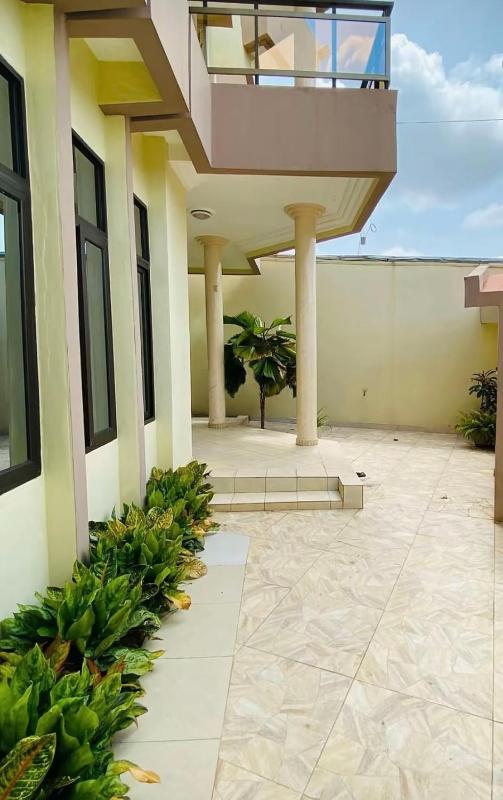 Urban Serenity 3 bedrooms and bathrooms - image 8