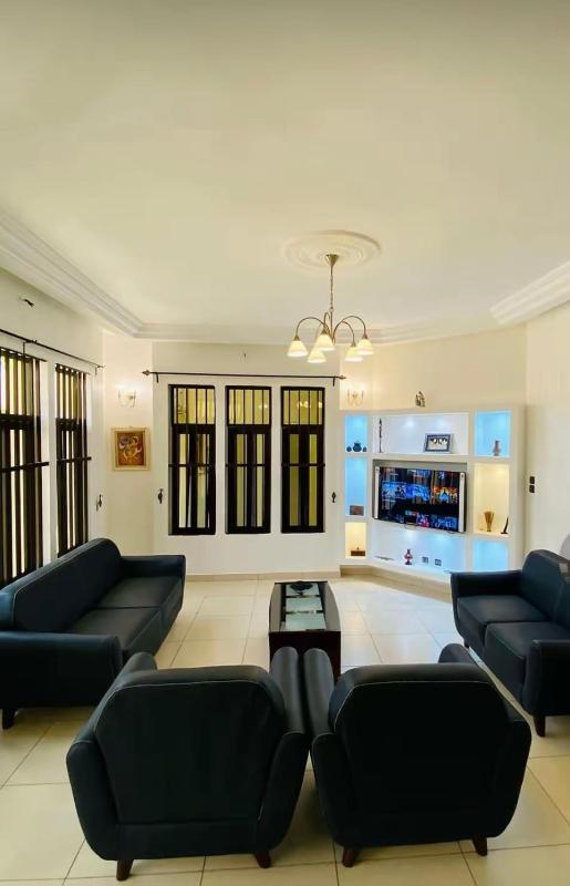 Urban Serenity 3 bedrooms and bathrooms - image 10