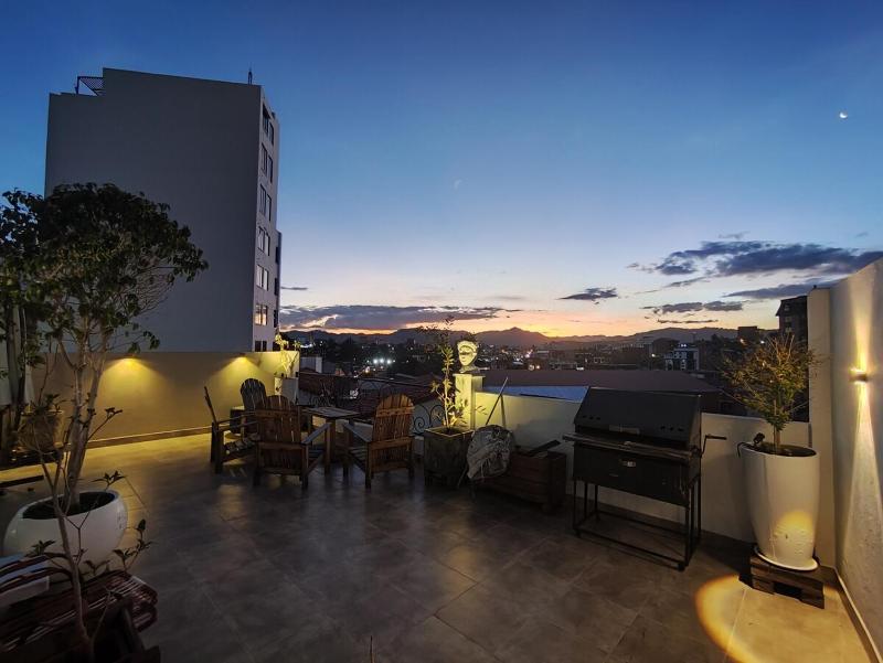 Apartamento privado con terrazas y Tv giratoria l Hasta 4 huéspedes - image 5
