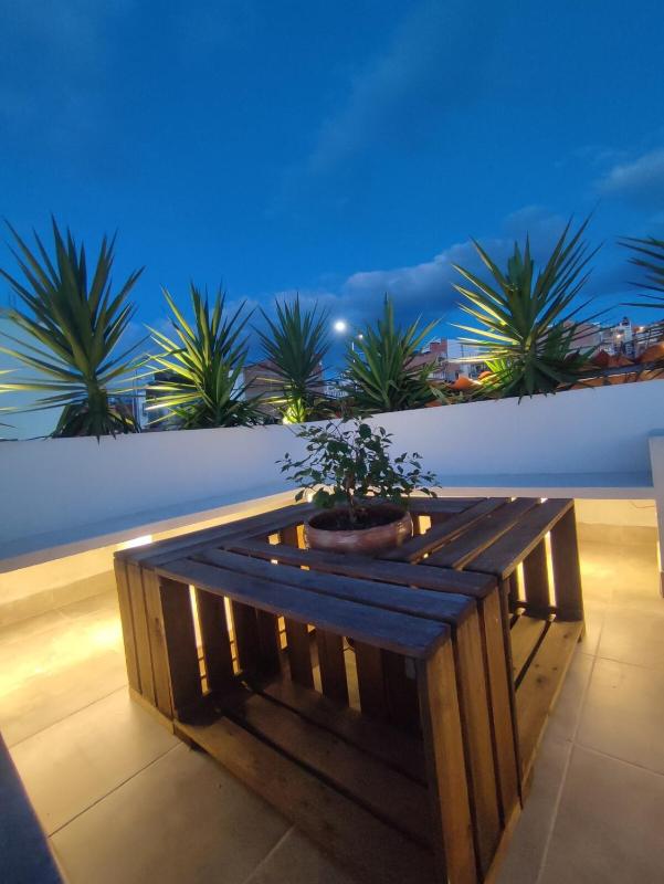 Apartamento privado con terrazas y Tv giratoria l Hasta 4 huéspedes - image 11