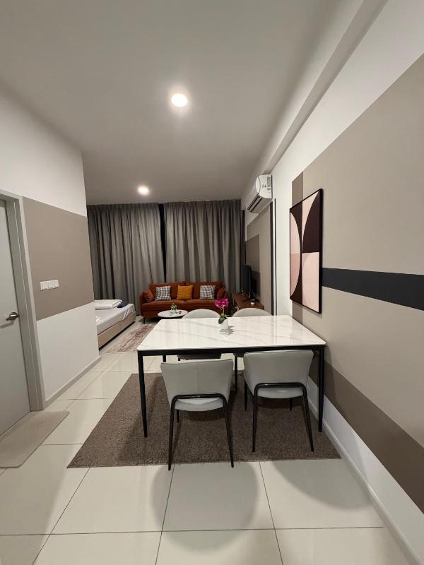 Majestic Residence by Cozy Stay - image 8