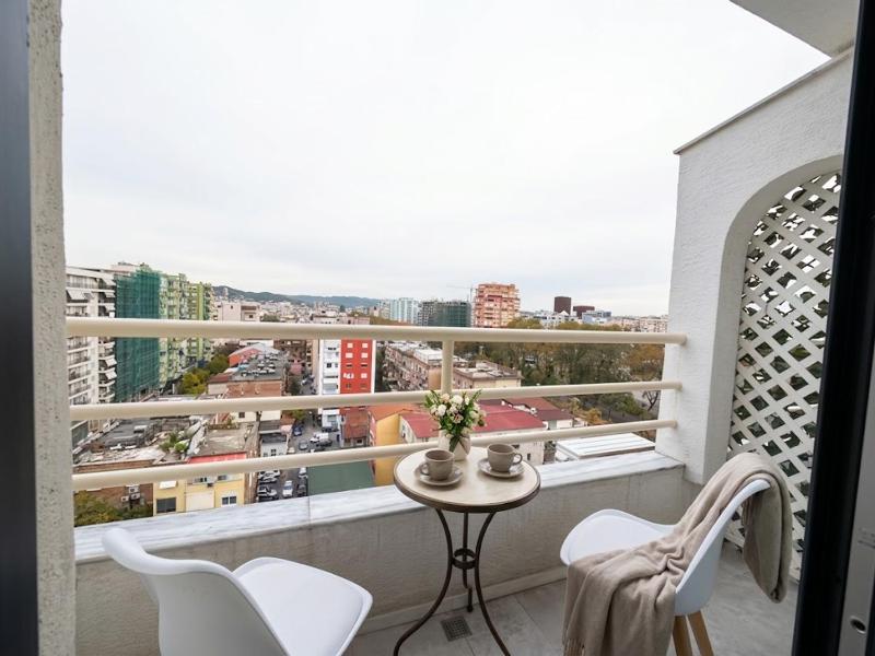 Skyline Panoramic Apartment - image 2