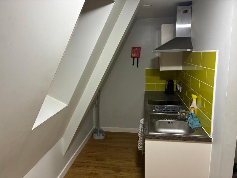 Apartment - Sleeps 1 - On Street Parking - Tv - image 11
