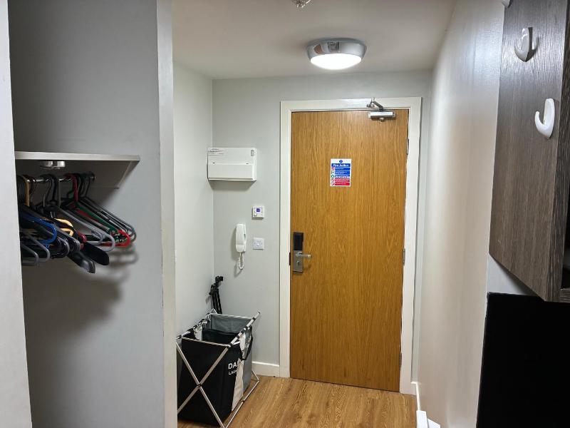Apartment - Sleeps 1 - On Street Parking - Tv - image 8