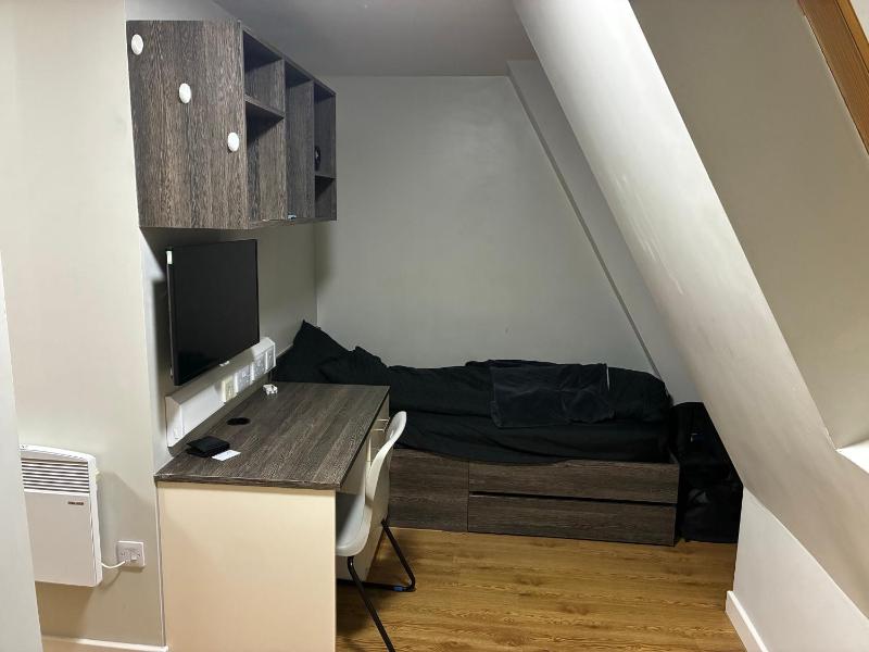 Apartment - Sleeps 1 - On Street Parking - Tv - image 1