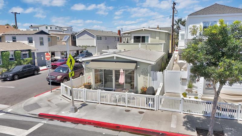 Steps to the Beach Shops Restaurants home - image 1