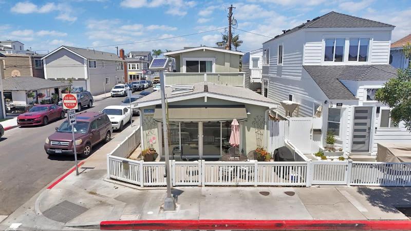 Steps to the Beach Shops Restaurants home - image 3