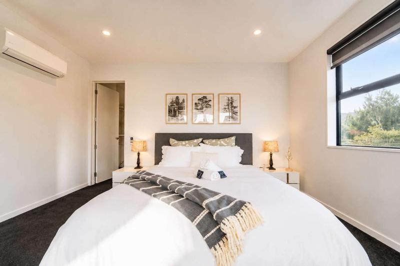 Zenith Escapes Your Quintessential 4BR Haven - image 43
