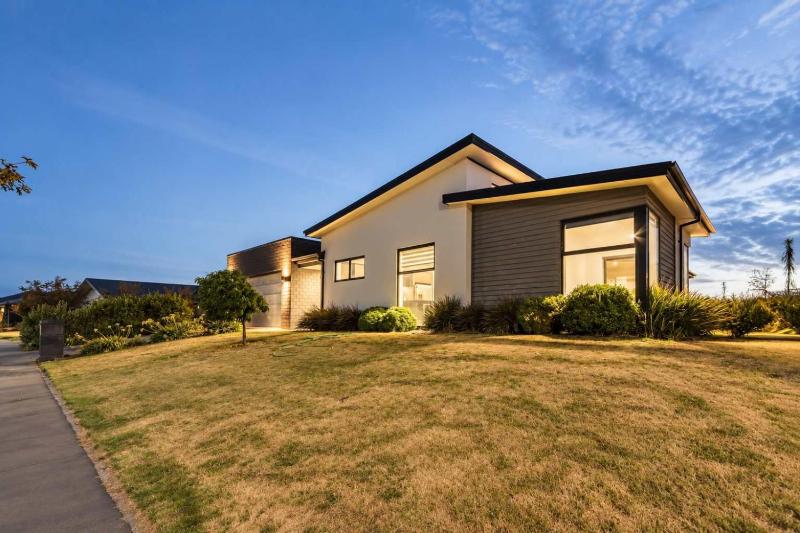 Zenith Escapes Your Quintessential 4BR Haven - image 3