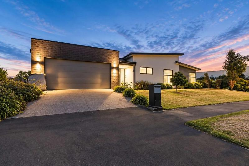 Zenith Escapes Your Quintessential 4BR Haven - image 49