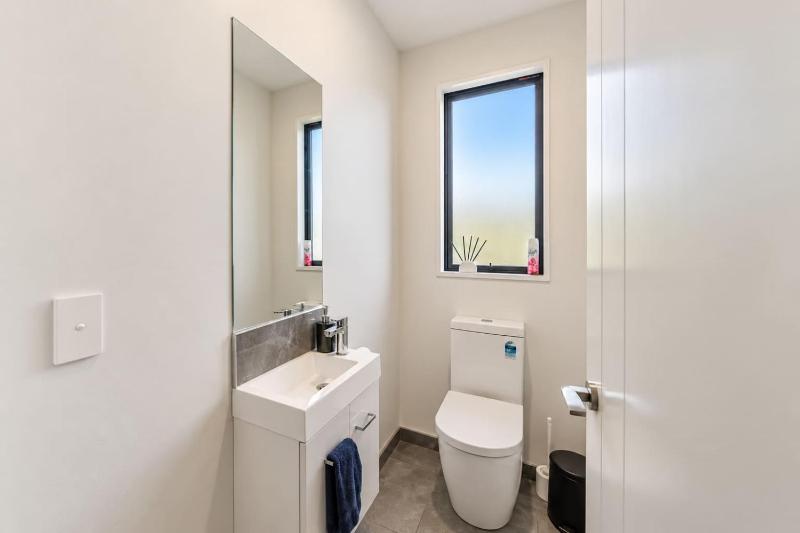 Zenith Escapes Your Quintessential 4BR Haven - image 25