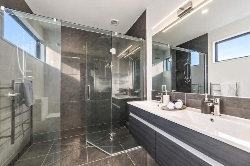 Zenith Escapes Your Quintessential 4BR Haven - image 14