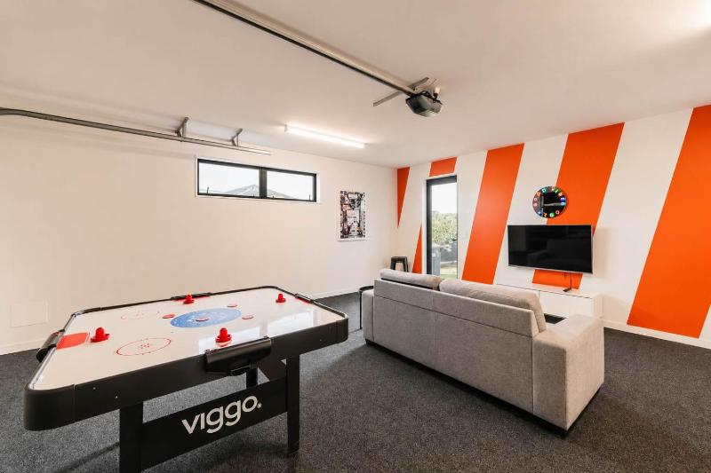Zenith Escapes Your Quintessential 4BR Haven - image 6