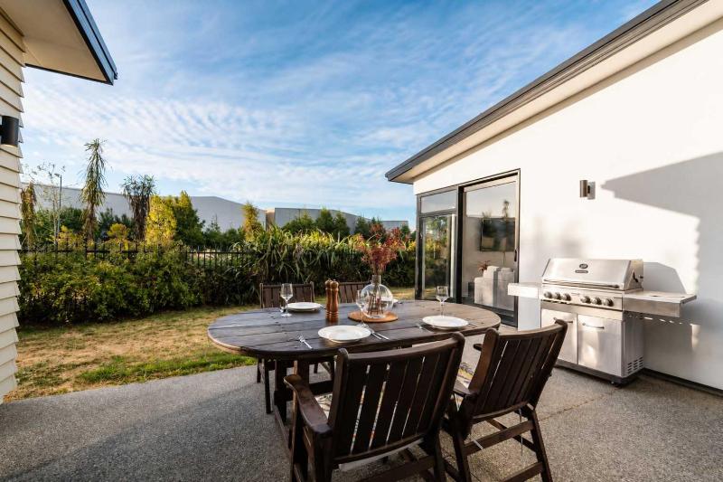 Zenith Escapes Your Quintessential 4BR Haven - image 23
