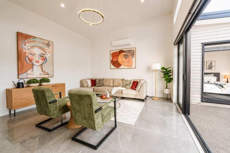 Zenith Escapes Your Quintessential 4BR Haven - image 13