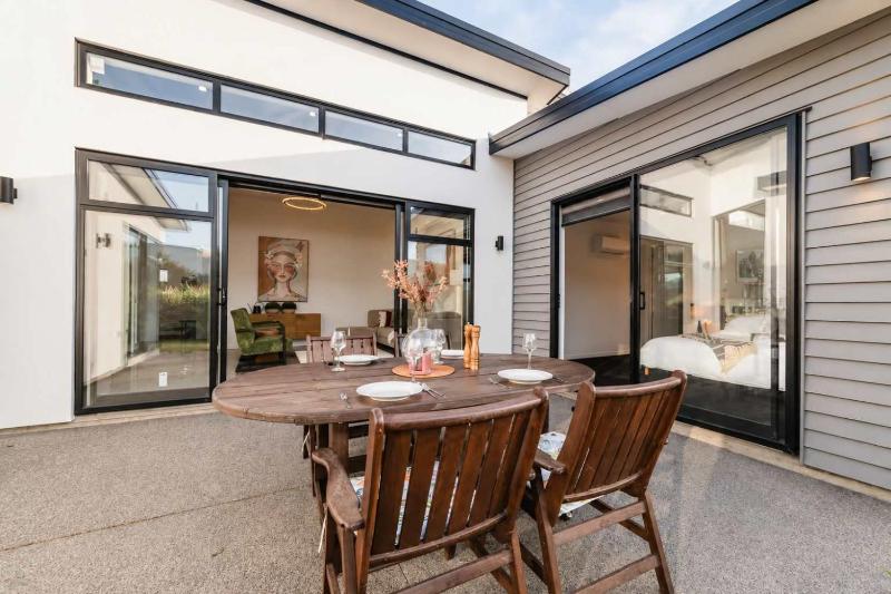 Zenith Escapes Your Quintessential 4BR Haven - image 50