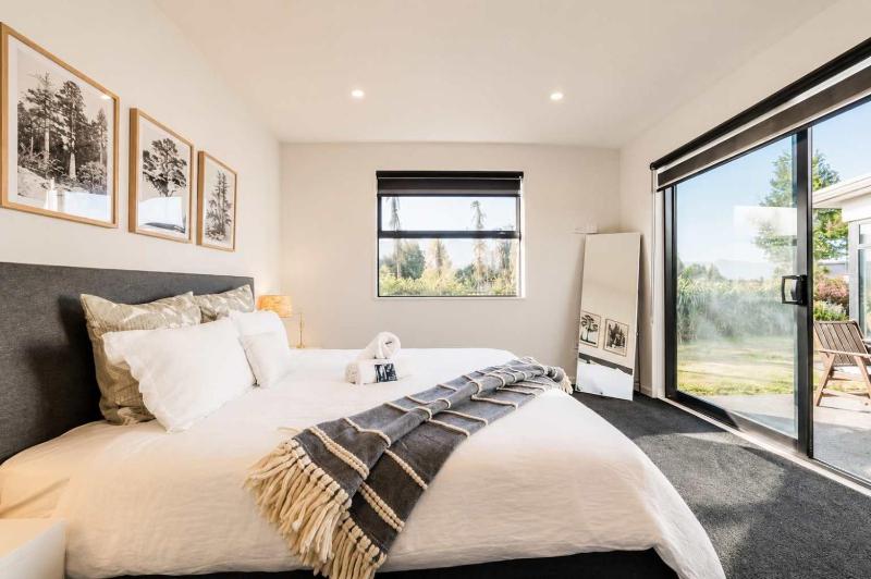 Zenith Escapes Your Quintessential 4BR Haven - image 16