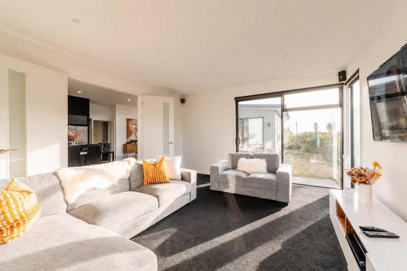Zenith Escapes Your Quintessential 4BR Haven - image 27